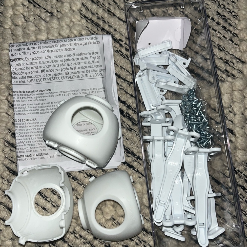 Baby proofing cabinet locks
